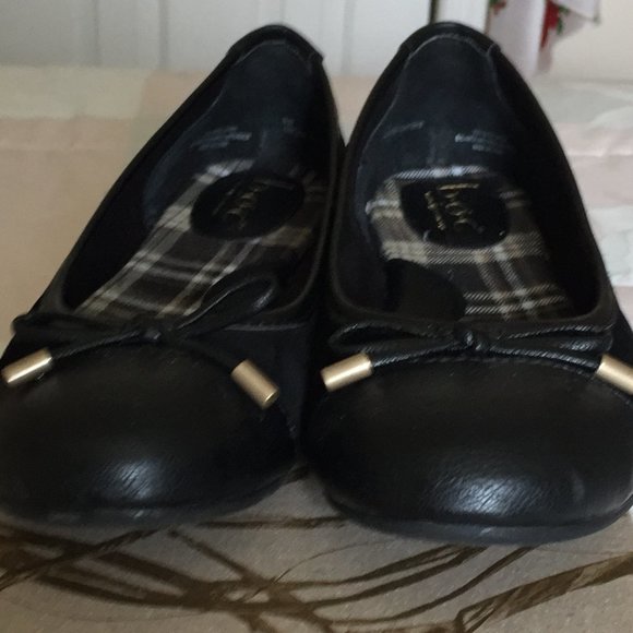 Adorable b o c ballet-style black flats with round bow toe - Picture 4 of 8